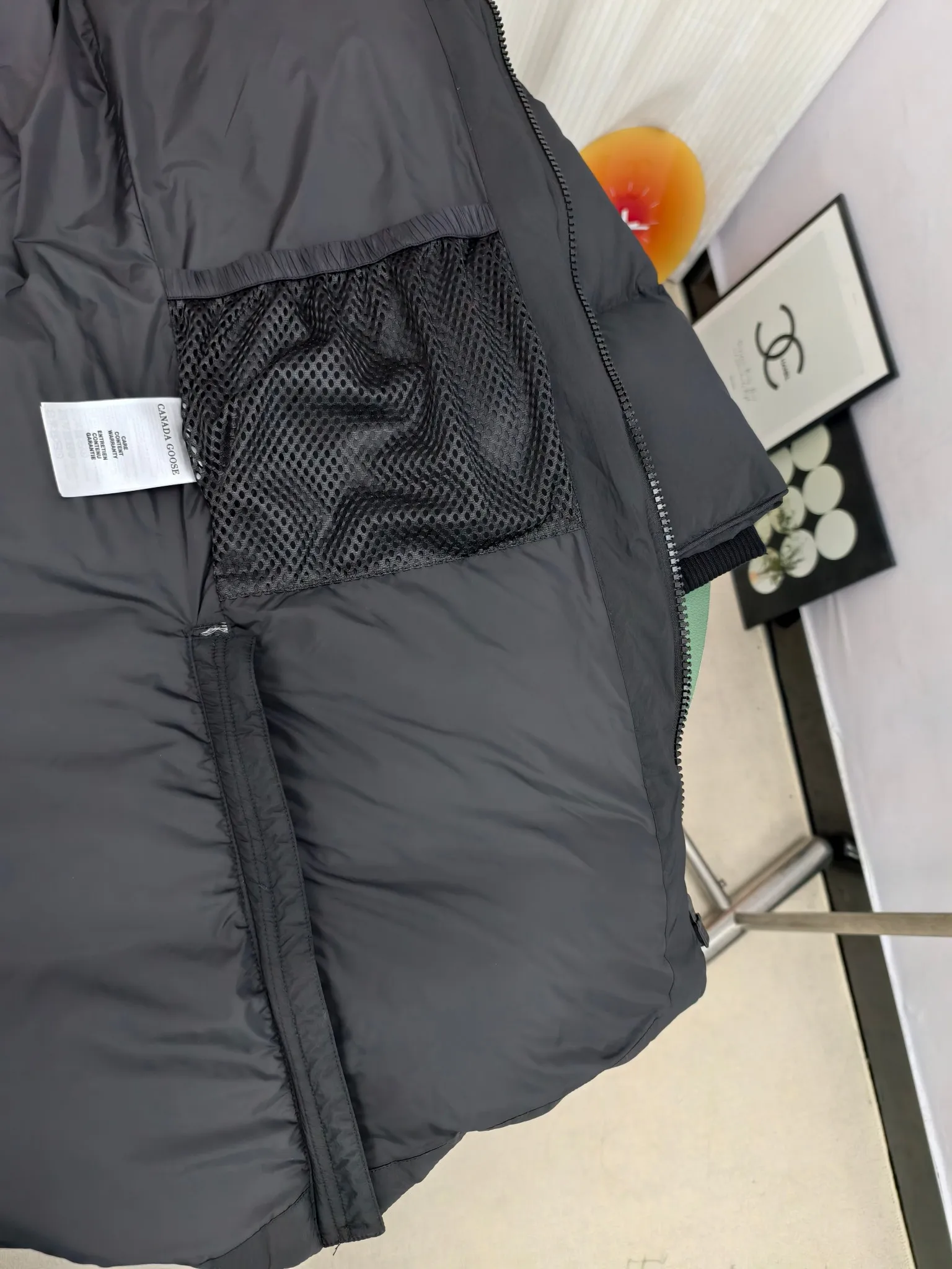 P1040————2800M (same style for men and women) Canada goose Lawrence long down jacket The Lawrence long down jacket provides basic protection for daily adventures and is made of sustainable Enduraluxe fabric with a practical soft touch. It has a quilted body and adjustable hood. Filled with extremely fluffy duck down. The adjustable down-filled connected hood and chin-protecting suede knitted stand-up collar are soft and extra-comfortable. Tapered rib-knit cuffs improve comfort and seal in heat. There are two zippered side vents at the bottom of the jacket for increased range of motion and ventilation. It has a longer hem at the back for added protection and reflective double stripes on the back. Color: black with red label, black with black label, navy blue with red label Size: XS-2XL